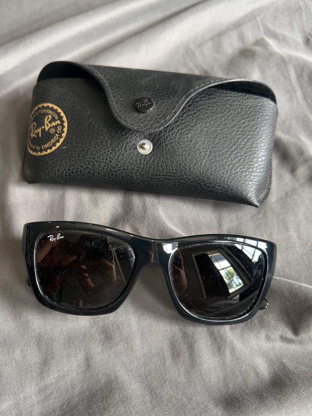 Ray-Ban Black Glossy Wayfarer Sunglasses with Black Case RB 4194